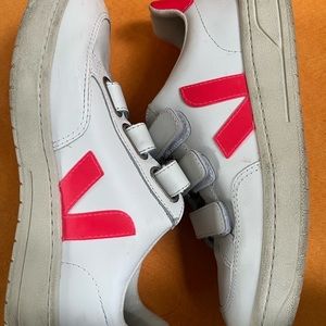 Veja hot pink leather sneaker 🌸